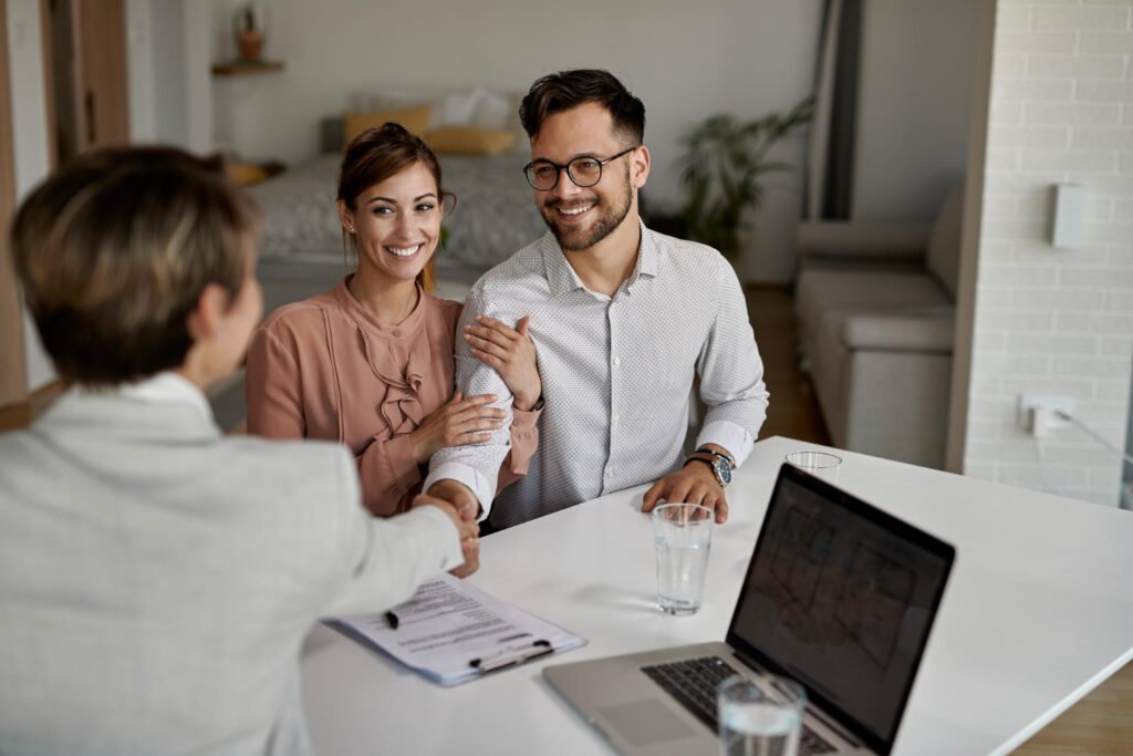 un agente immobiliare in una discussione