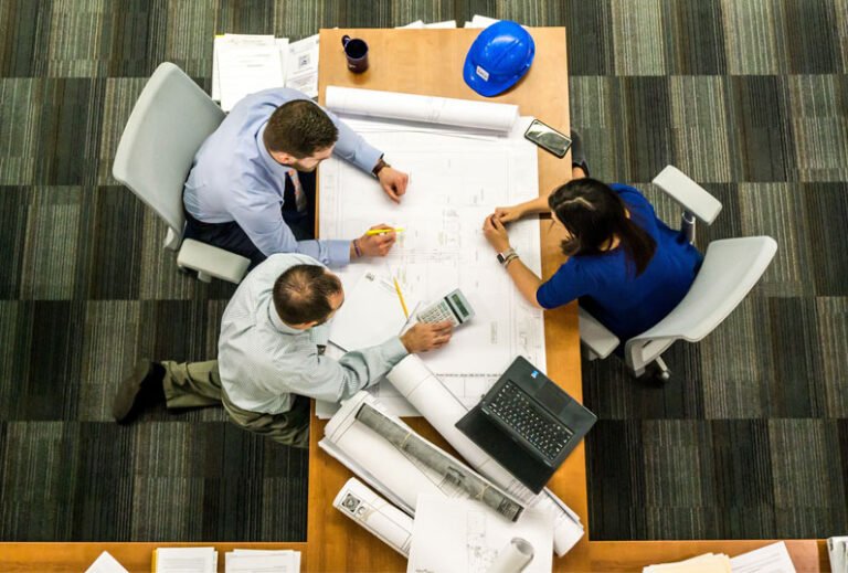 un amministratore di condominio al lavoro