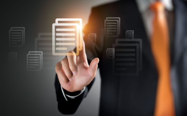 un amministratore srl in ufficio con documenti