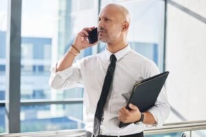 un avvocato che consulta un cliente preoccupato