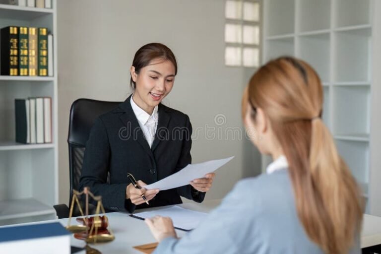 Quali sono i diritti in caso di errore dell'avvocato nel risarcimento danni 2 un avvocato che discute con un cliente 1