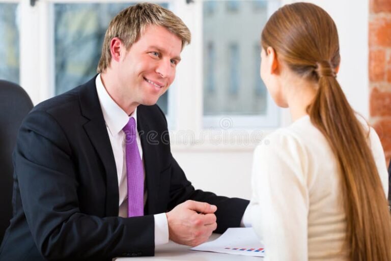 un avvocato con un cliente in ufficio