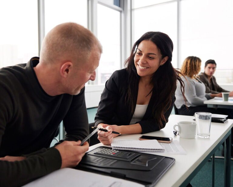 Come si fa causa al datore di lavoro per un infortunio sul lavoro 2 un avvocato in aula con cliente