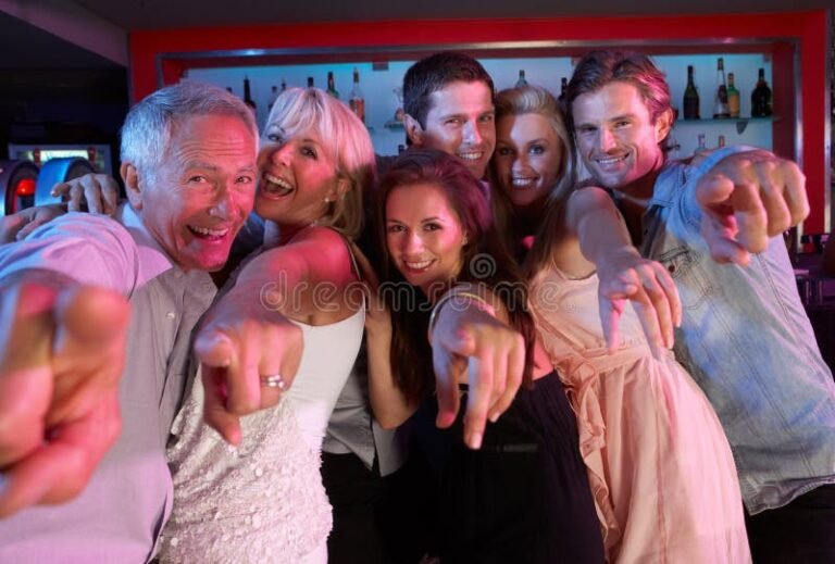 Per aprire un bar serve il REC Ecco tutto ciò che devi sapere! 55 un bar affollato con clienti sorridenti