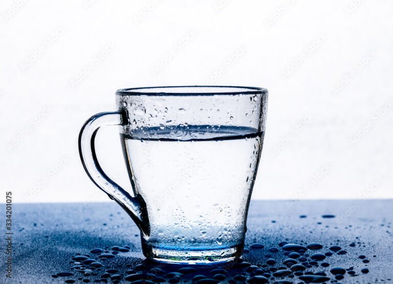 Quanto costa realmente far analizzare l'acqua potabile e non 54 un bicchiere dacqua limpida su un tavolo