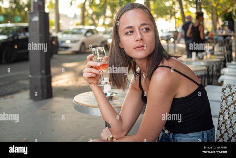 un bicchiere di vino su una strada