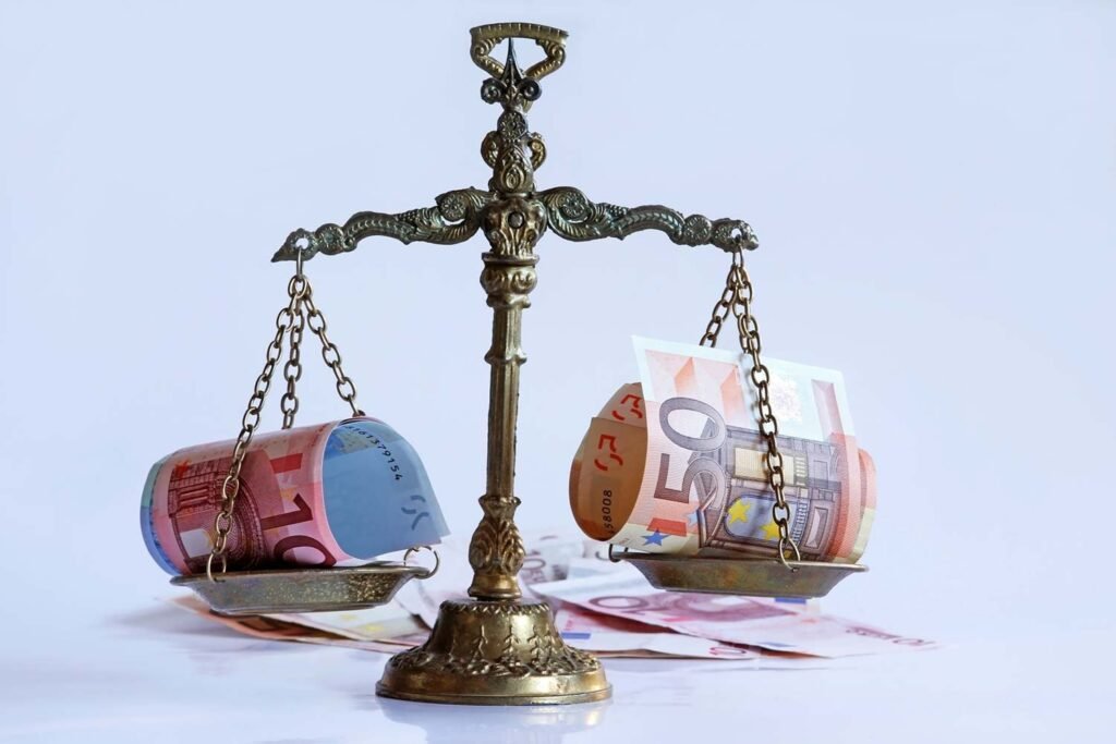 un bilancio con simboli di giustizia