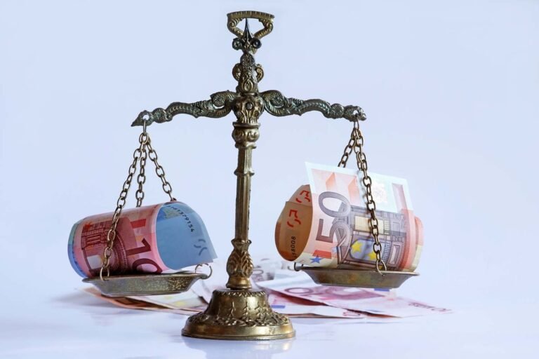 un bilancio con simboli di giustizia