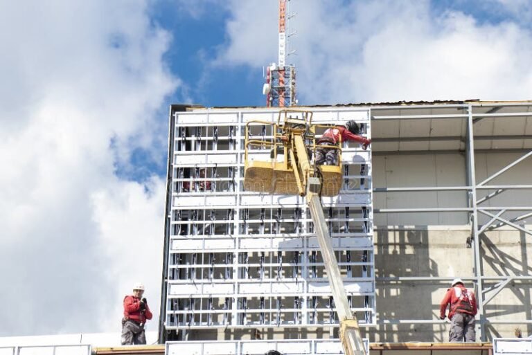 un cantiere con operai che rifanno una facciata