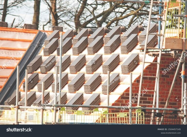 un cantiere con piastrelle disposte ordinatamente