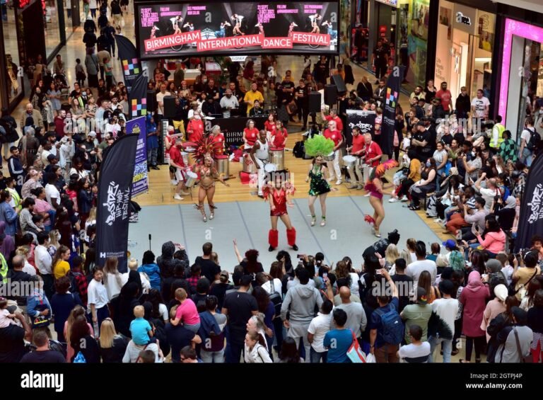 Quali sono gli eventi in programma nei centri commerciali della Campania 2 un centro commerciale affollato durante un evento