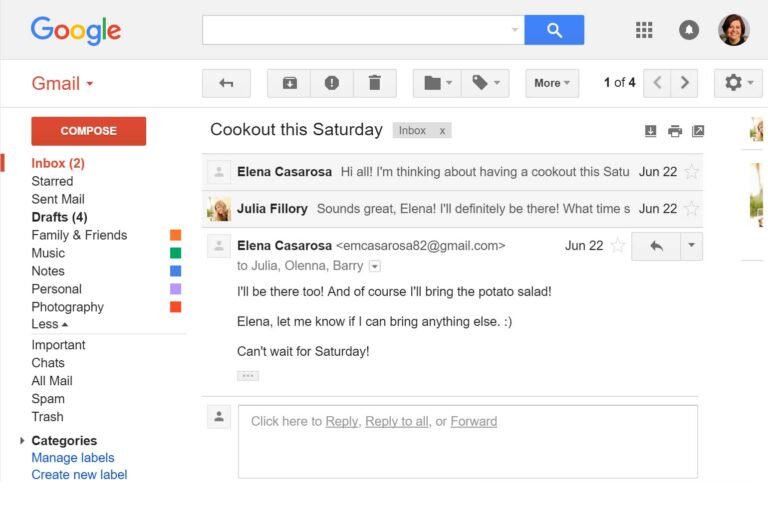 un collage di indirizzi email su uno schermo
