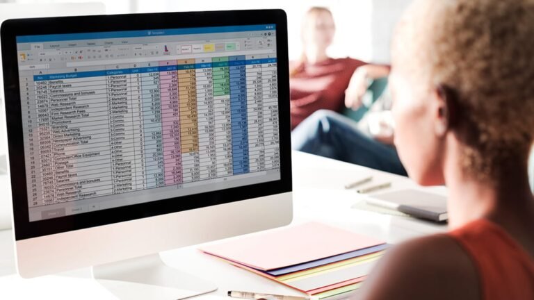 un computer con foglio di lavoro aperto