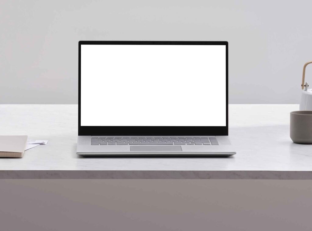 Come posso effettuare una segnalazione alla polizia postale per siti web 1 un computer con schermo che mostra un sito web 1