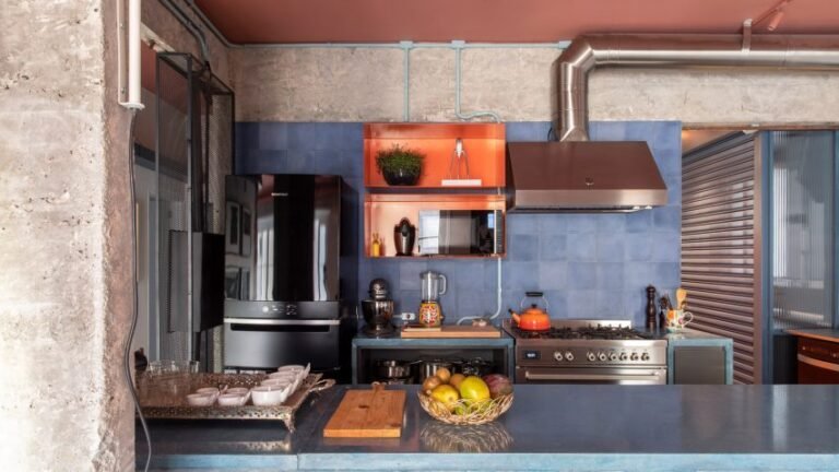 un condominio con tubi dellacqua visibili