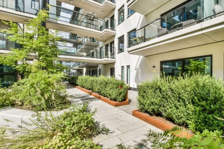 un condominio moderno con giardino curato