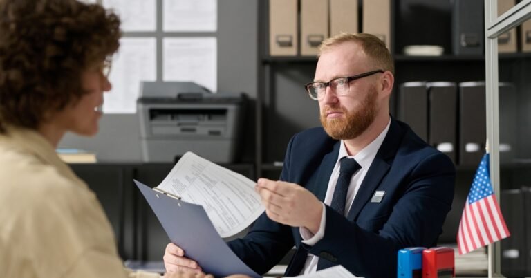 un consulente previdenziale al lavoro