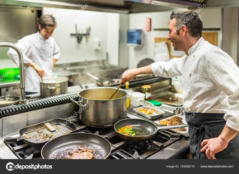un cuoco al lavoro in una cucina