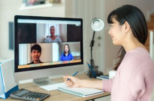 un datore di lavoro al computer che studia