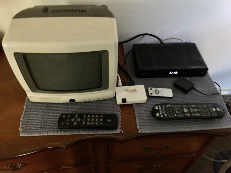 un decoder accanto a una tv vintage