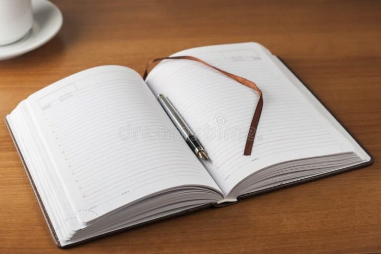 un diario aperto con una penna accanto