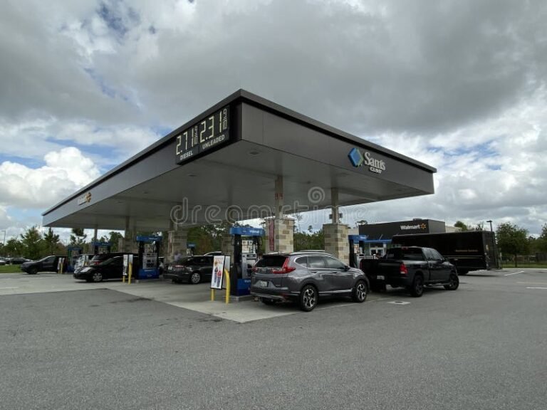 un distributore di benzina con auto in sosta