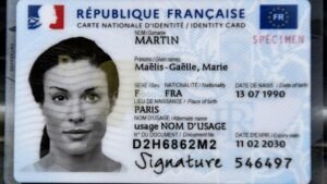 un documento di identita con scadenza