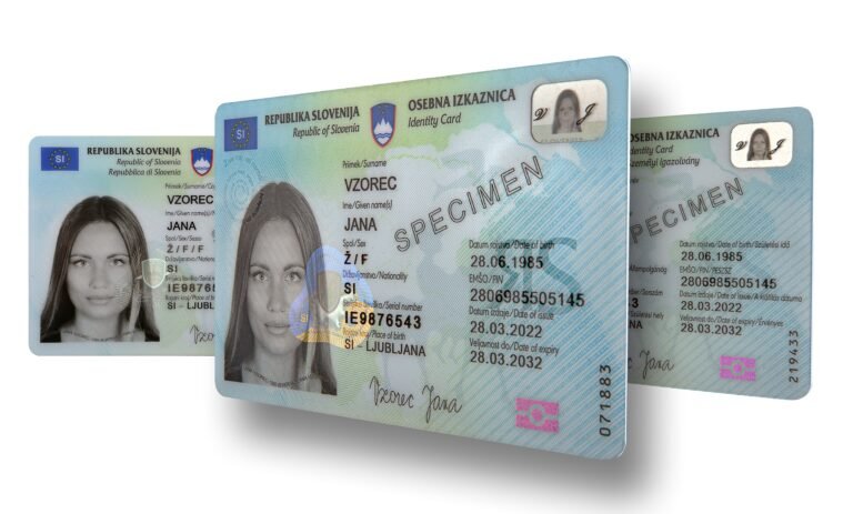 un documento di identita e una tessera sanitaria