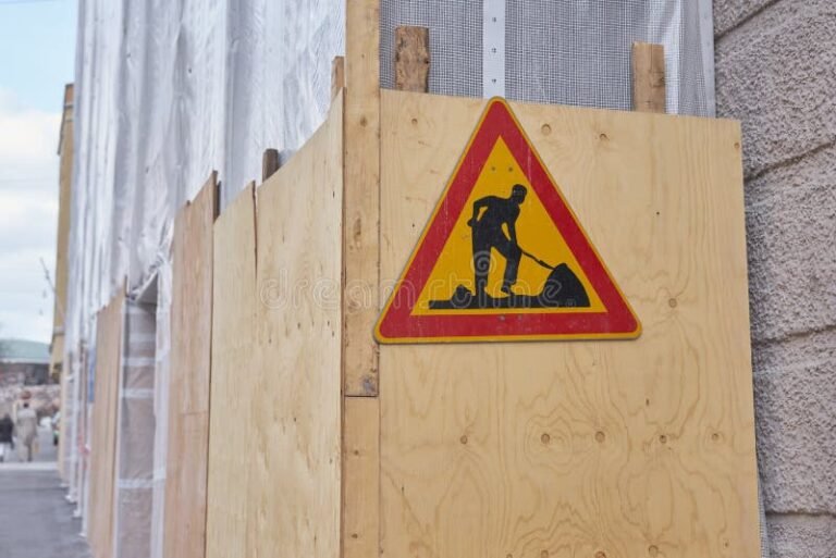 un edificio con un cartello in ristrutturazione