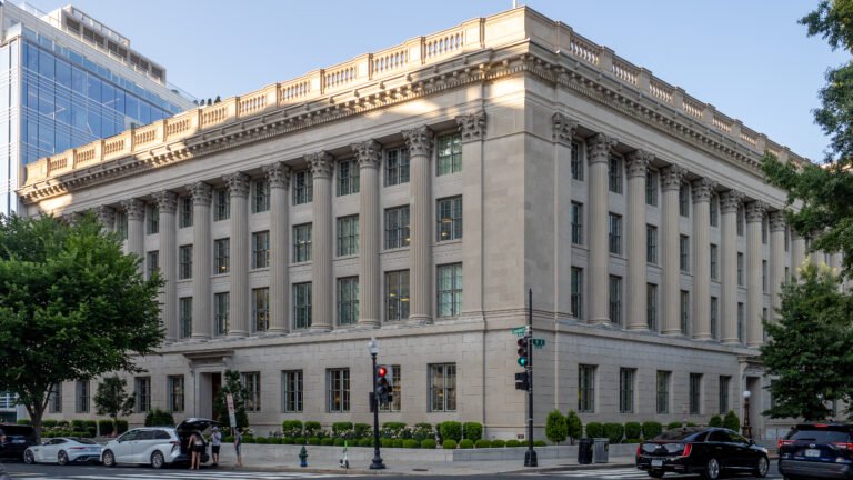 un edificio della camera di commercio 1