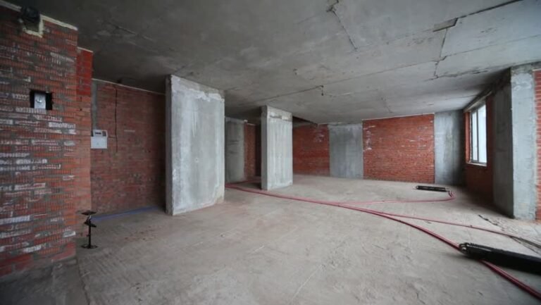 un edificio in costruzione senza finiture