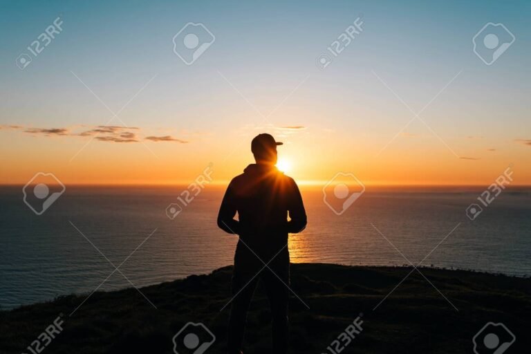 un giovane che guarda il sole allorizzonte