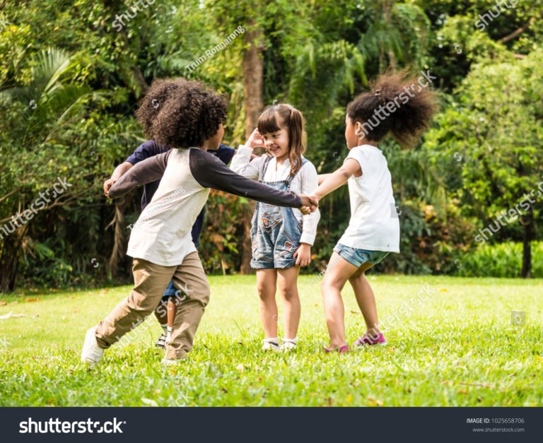 un gruppo di bambini che giocano insieme