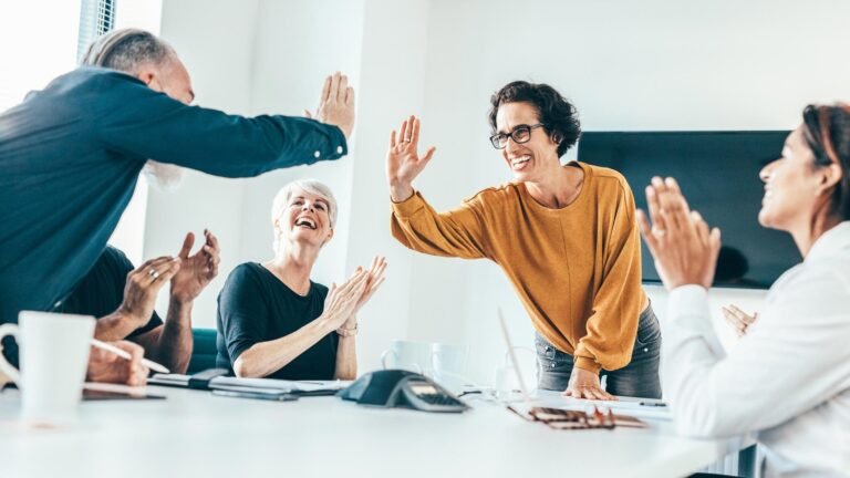 Come si può creare un'associazione culturale di successo 2 un gruppo di persone che collabora insieme 1