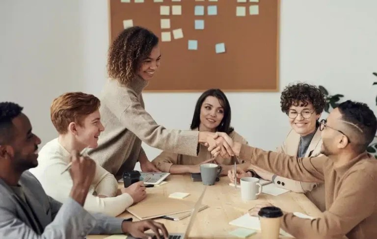 un gruppo di persone che collaborano