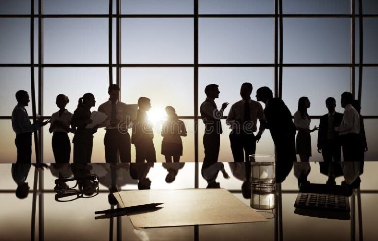 Quali sono i requisiti per accedere ai bandi di finanziamento a fondo perduto 39 un gruppo di persone che discutono documenti