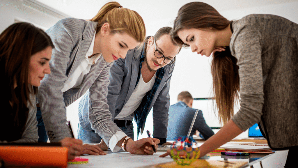 Come diventare un organizzatore di eventi di successo Ecco i passi da seguire! 1 un gruppo di persone che pianifica un evento