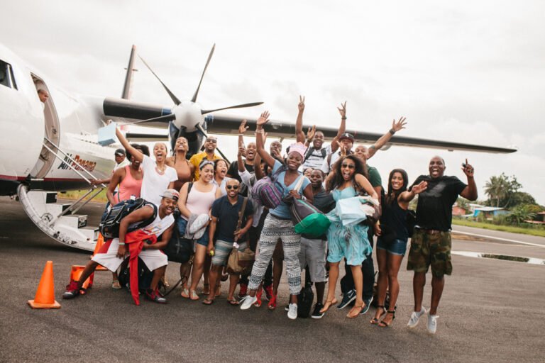 un gruppo di persone che pianifica un viaggio