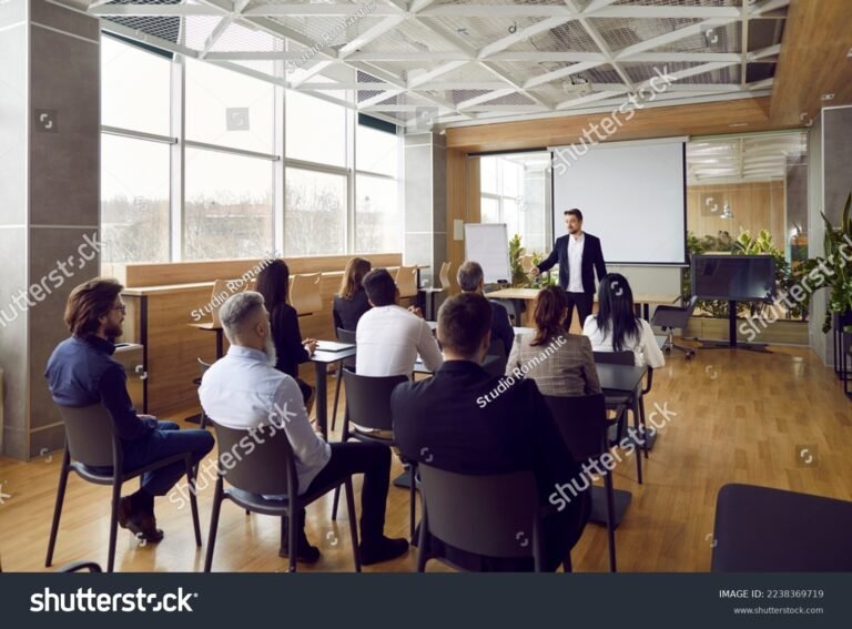 un gruppo di persone in aula di formazione