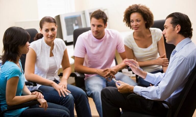 un gruppo di persone in discussione