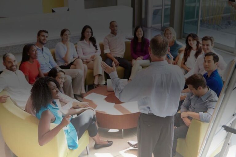 un gruppo di persone in riunione strategica