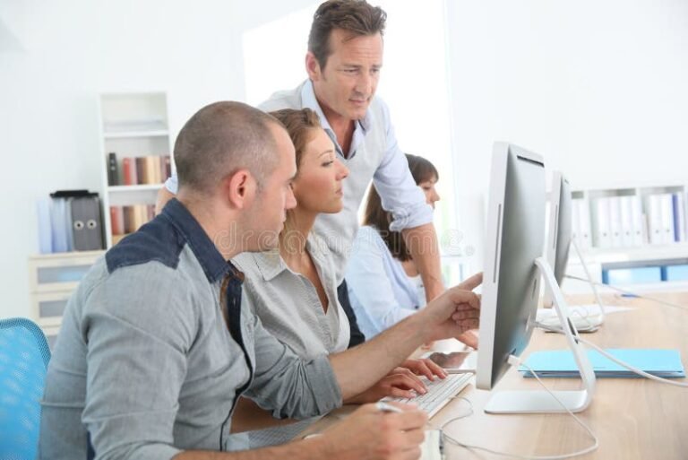 un gruppo di persone in un corso di formazione 1