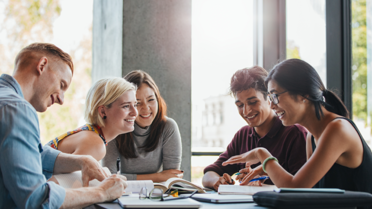un gruppo di persone in una riunione aziendale
