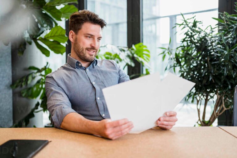 Cosa è la partita IVA e perché è importante per i professionisti 1 un imprenditore al lavoro con documenti