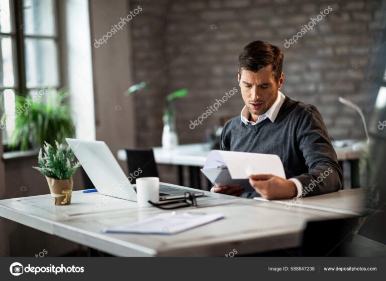 un imprenditore che analizza documenti aziendali