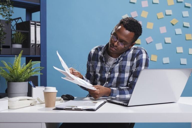 un imprenditore che analizza documenti finanziari