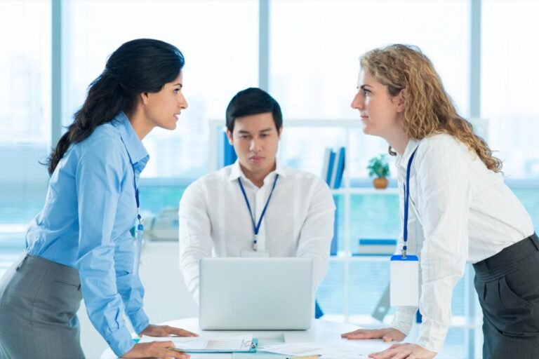 Cosa Devi Sapere Se Sei Nuovo nel Mondo degli Affari 1 un imprenditore che discute con un team