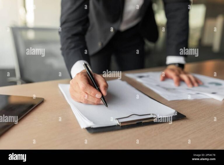 Come posso effettuare l'iscrizione della mia ditta individuale alla Camera di Commercio 21 un imprenditore che firma documenti ufficiali