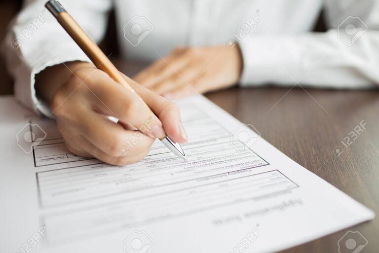 Come si presenta una richiesta di TFR in anticipo Ecco cosa sapere! 58 un lavoratore che compila un modulo