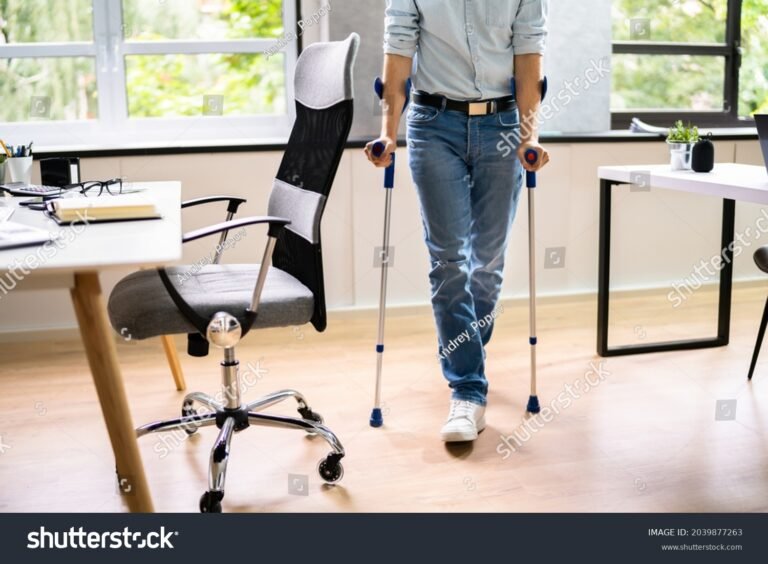 un lavoratore con stampelle in ufficio